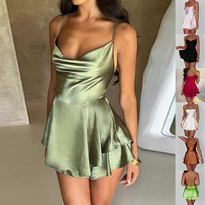 Robe courte satinée à bretelles fines