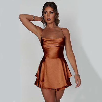 Robe courte satinée à bretelles fines